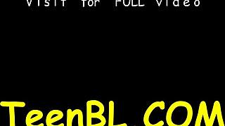 Blyg tjej retar hunk med tuttar och saftig blowjob