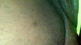 Ženina mokra pička prstana u vrućem šou toliko divljem