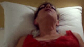 Hej, chcesz zobaczyć, jak masuję tę zabawkę dla ciebie dziś wieczorem?