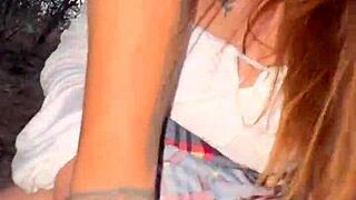 Tuntematon nainen kutsuu naimaan kadulla