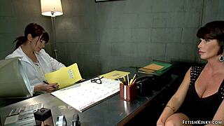 Riesige Titten MILF Lesbe erträgt hartes Spanking