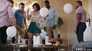 Zabava za Casey Calvert se spremeni v divji skupinski seks z dvojno penetracijo