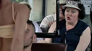 와, 대담한 커플 공공장소에서 예쁜 핫한 여자랑 세게 박아! 😍