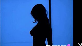 Seksi blondinka velike joške MILF Ashley Mattingly se sleče in pozira v vročem spodnjem perilu!