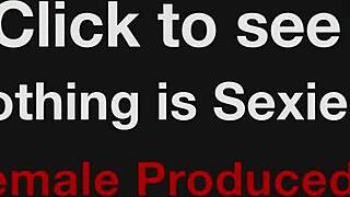 Dużo cycków raven bawi się owłosioną cipką z dzikim zadowoleniem