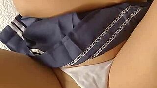 Hey, willst du diese geile Teen 18+ in enger Muschi creampied sehen?