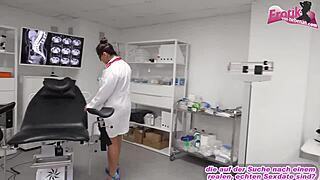 Ruma potilas mies saa suihinoton saksalaiselta naislääkäriltä sairaalassa