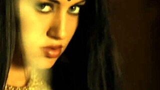 Hvorfor ertar denne indiske MILF-danseren så mye? Strippeshowet hennes kler av enhver erotisk fantasi.