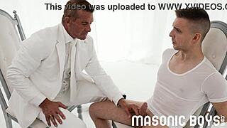 Masonicboys - oblečen dilf zvabi sladkega obešenega fanta v perverzno igro