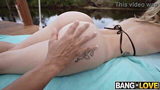 طيز كيلسي كين الكبيرة عند المسبح تأخذ زب عنصري خشن