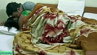 इंडियन ब्यूटी, कम पर क्यों समझौता करो? स्टनिंग वाइफ वाइल्ड डॉगीस्टाइल एक्शन चाहती है!