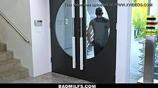 Pastorka Ali Nikol hvata maćehu Vanesu Kejdž kako sisa dečkov tvrdi kurac