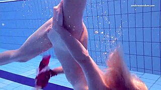 엘레나 프로클로바, 오늘 혼자 수영장에서 빛나