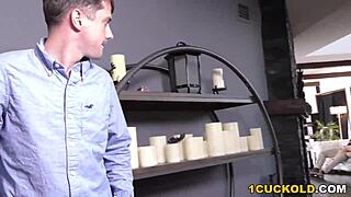 Cuckold sleduje ako Natasha Starr berie čierny kokot do zadku