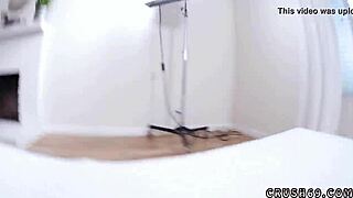 เด็กสาว 18+ บลอนด์ลองไดลโดในอ่างน้ำครั้งแรก