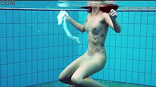 Oh putain… Nata, cette bombe hongroise nage dans la piscine, son corps 18+ menu sous l'eau, wow… je suis choqué !