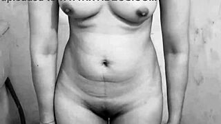 ヴィンテージのパキスタン女性がお手洗いでおしっことおなら