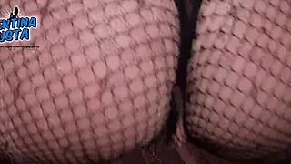 Dev kamışlar ve büyük memeler muhteşem Latin kadınların kıvrımlı kalçalarında