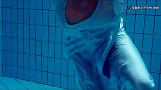 Piyavka Chehova avec ses gros seins juteux qui rebondissent sous l'eau ! Tellement chaud ! 😍