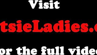 Jalkaa rakastava milf runkkaa kyrvää jaloillaan