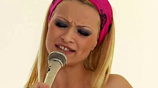 Vau, glam lesbot sormivat toisiaan sukissa! Niin kuuma!