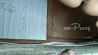 filipínska dievka sere svoju mokrú pičku markerom zblízka