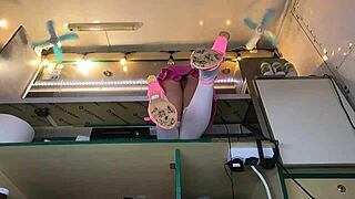 Tahle sexy panna roztáhne nohy nevědomky o skryté kameře sledující každý její pohyb. Její nevinnost fascinuje v té krátké sukni.