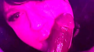 वह लीश्ड शेमेल स्लट उसे गेराज में बॉल्स डीप कम करवा रही है