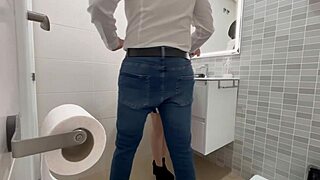 Ik glip Restaurant Badkamer in om Ober te Verleiden voor Wilde Blowjob