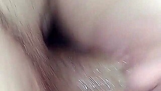 ओवरव्हेल्म्ड मिल्फ यंग 18+ बीबीसी पर स्क्वर्ट करती है