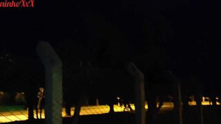 Horká štíhlá milf čůrá a ukazuje krásný zadek ve veřejném parku