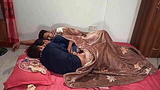 अरे, देखो मेरी हॉट सेक्सी 18+ गर्लफ्रेंड की चूत दो देशी मर्दों से पाउंड हो रही है!