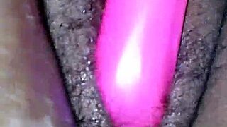 Miss Chocolate spriccel játékokat csinál nagy ében seggével dildóval, intenzív élvezettel spriccel