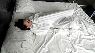 Tini ujjal fingálja szűk picsáját otthon az ágyban