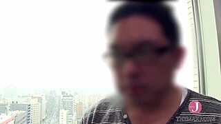 这个巨乳人妻在丈夫面前怎么被操？