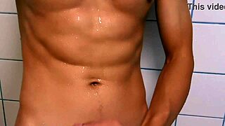 Super sexy atletische jonge 18+ stud klaar om te neuken na douche