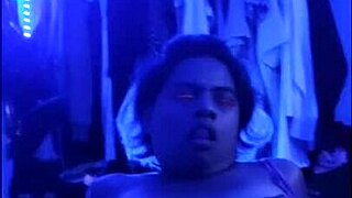 Latina MILF mama me jebe v stilu cowgirl na neon zabavi z naravnimi joškami, ki poskakujejo