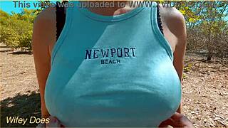 פו.וי של תפיסת ציצים גדולים של מילף חמה בציבור באומץ