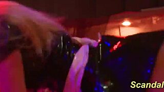 Ibu tiri panas lakukan striptease fleksibel atas pentas awam