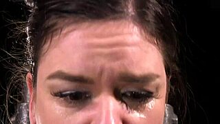 Rjave piškotne ustnice zamašene in zadušene v vezavni napravi