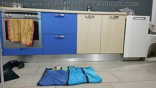 Δες με να απλώνω κρέμα στην αδύνατη κωλο μου και πόδια