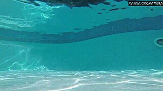 Manga κοπέλα δακτυλίζεται και πιπιλίζεται από τεράστια καύλα