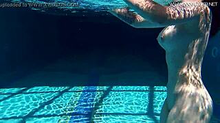 Wow, Sheril Blossom se dezlănțuie lângă piscină! 🏊