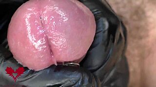 哟，看看这个乳胶手套在尿道口的极端特写与射精