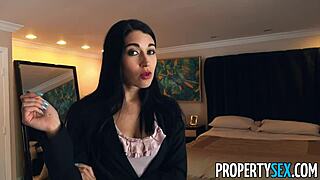 מדען רקטות מבריק מזיין סוכנת נדלן חמה בסגנון כלב