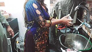 गाँव की भारतीय नौकरानी को किचन में मालिक ने अकेले काम करते हुए चोदा