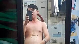 Asiatisk gay stud med tatoveringer driller sin monster pik solo