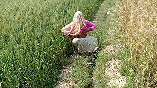 मैं अपनी देसी भाभी के आउटडोर बैंगिंग का रेसिस्ट नहीं कर सकता।