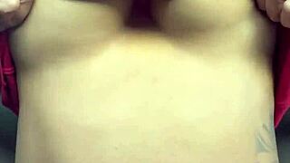 भरी हुई एबोनी बड़ी एरोलास के साथ बाहर गर्म धूप में छाती रगड़ती है