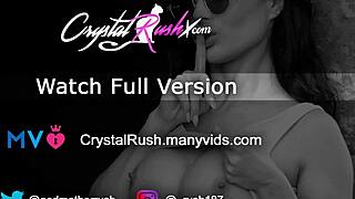 Chica linda con tetas grandes juega con juguete.